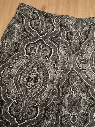 Pantalón Zara acampanado estampado