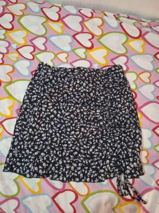 Falda negra corta con flores