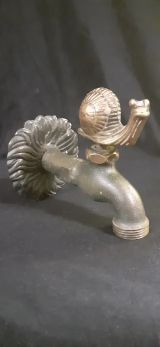 Gran grifo antiguo de jardín. Bronce latón macizo.