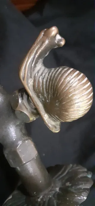 Gran grifo antiguo de jardín. Bronce latón macizo.