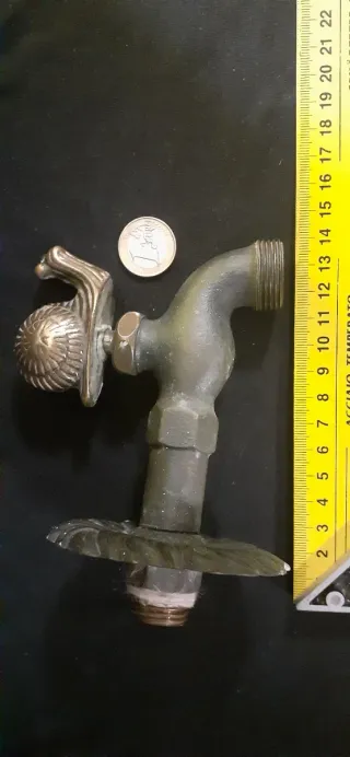 Gran grifo antiguo de jardín. Bronce latón macizo.