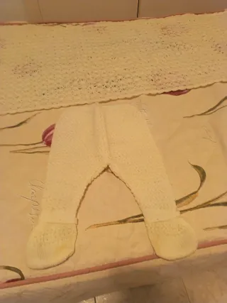 Conjunto punto bebé antiguo: toquilla y pantalón