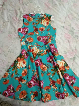 Vestido juvenil estampado floral.