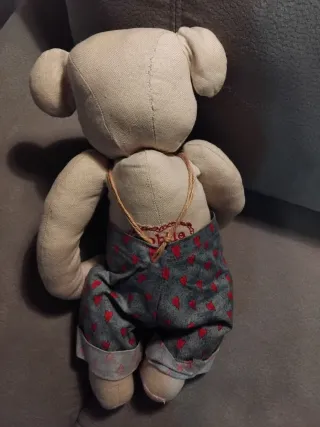 Orsacchiotto in stoffa con salopette