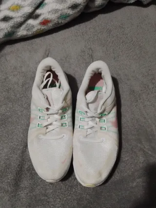 Zapatillas deportivas blancas y rosas