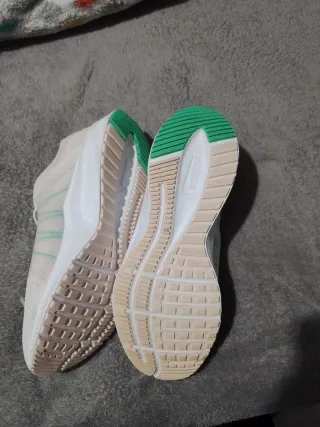 Zapatillas deportivas blancas y rosas