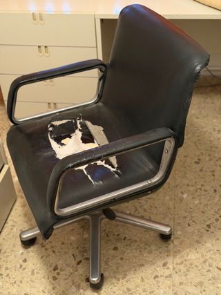Silla de oficina negra con detalles plateados