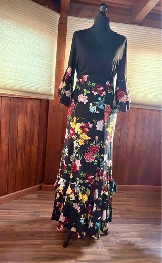 Conjunto falda rociera y blusa flamenca.