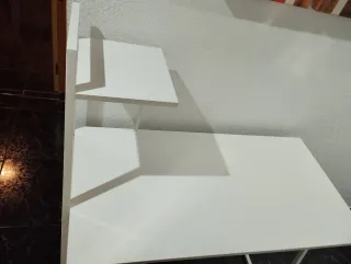 Escritorio Blanco con Estanterías