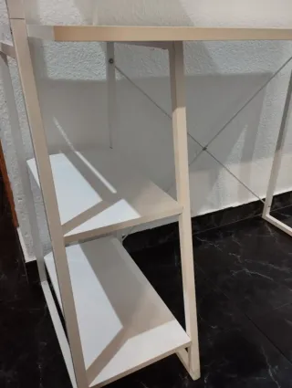 Escritorio Blanco con Estanterías