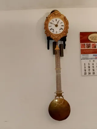 Reloj de pared dorado antiguo
