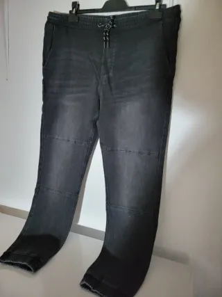 Vaqueros joggers negros con cordones