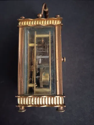 Reloj de oficial antiguo de latón