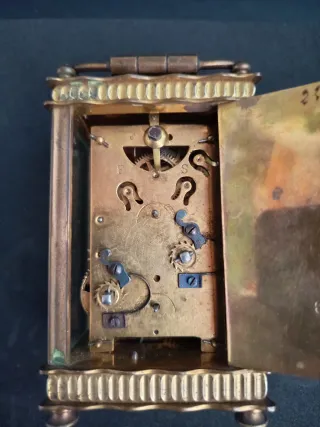 Reloj de oficial antiguo de latón