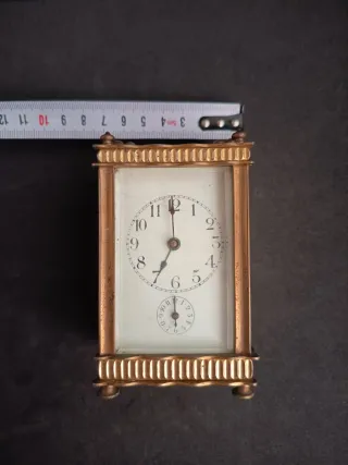 Reloj de oficial antiguo de latón