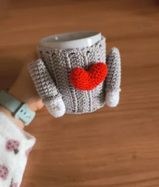 Caneca com capa de crochê e coração