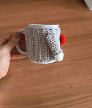 Caneca com capa de crochê e coração
