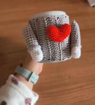 Caneca com capa de crochê e coração