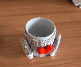 Caneca com capa de crochê e coração