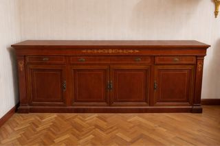 Aparador de madera con detalles dorados