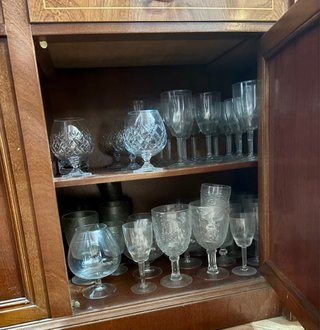 Aparador de madera con detalles dorados