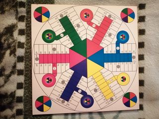 Parchís para 6 jugadores más el juego de la oca