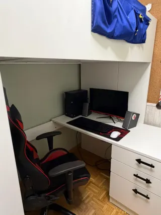 Cama alta Ikea con armario y escritorio