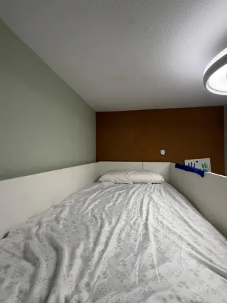 Cama alta Ikea con armario y escritorio