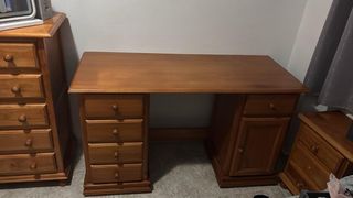 Scrivania in legno con cassetti