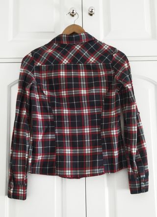 Camisa de cuadros negra y roja