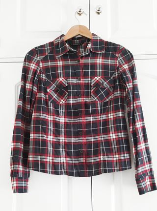 Camisa de cuadros negra y roja