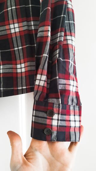 Camisa de cuadros negra y roja