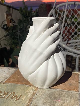 Vaso in gesso a forma di mano