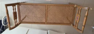 Banco de madera con asiento de rejilla