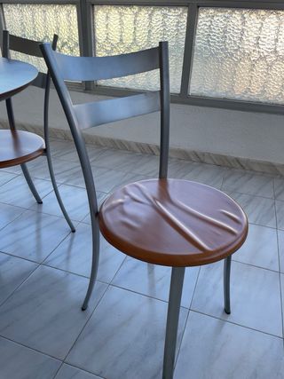 Mesa redonda cocina y 5 sillas.