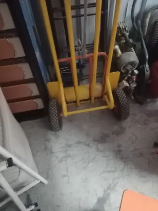 Carretilla amarilla con ruedas