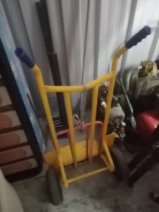 Carretilla amarilla con ruedas