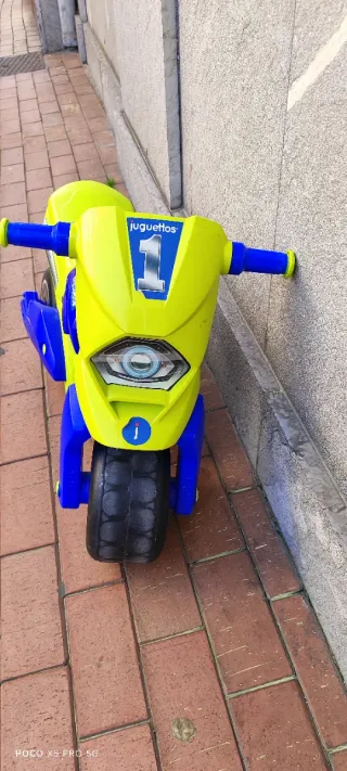 Moto infantil Juguettos azul y amarilla