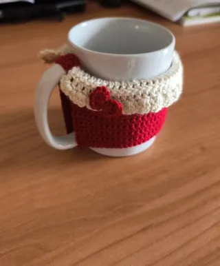Caneca com capa de crochê vermelha e branca