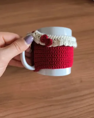 Caneca com capa de crochê vermelha e branca