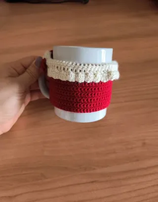 Caneca com capa de crochê vermelha e branca