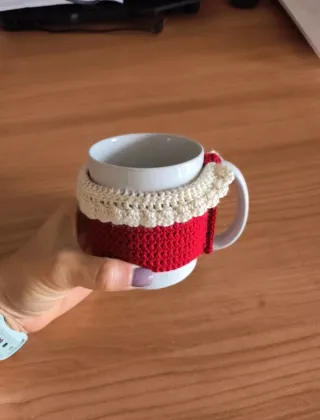 Caneca com capa de crochê vermelha e branca