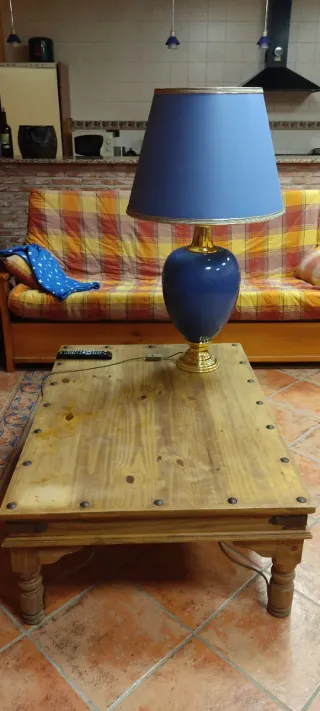 Lámpara de mesa grande de cerámica azul.