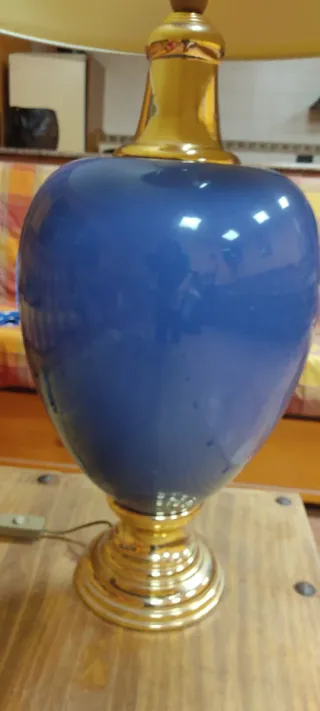 Lámpara de mesa grande de cerámica azul.