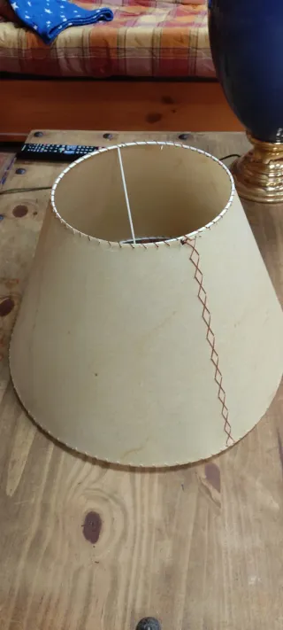 Lámpara de mesa grande de cerámica azul.
