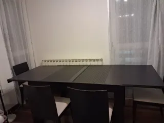 Mesa de comedor con 4 sillas