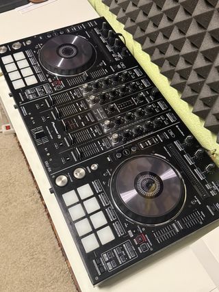 Pioneer DDJ-RX + Decksaver + Flightcase con ruedas