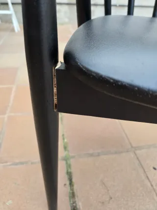 Silla negra de madera