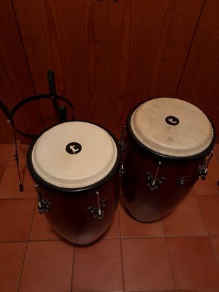 Congas Thomann 10” y 11” con pies y fundas.