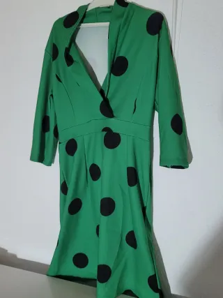 Vestido verde con lunares negros